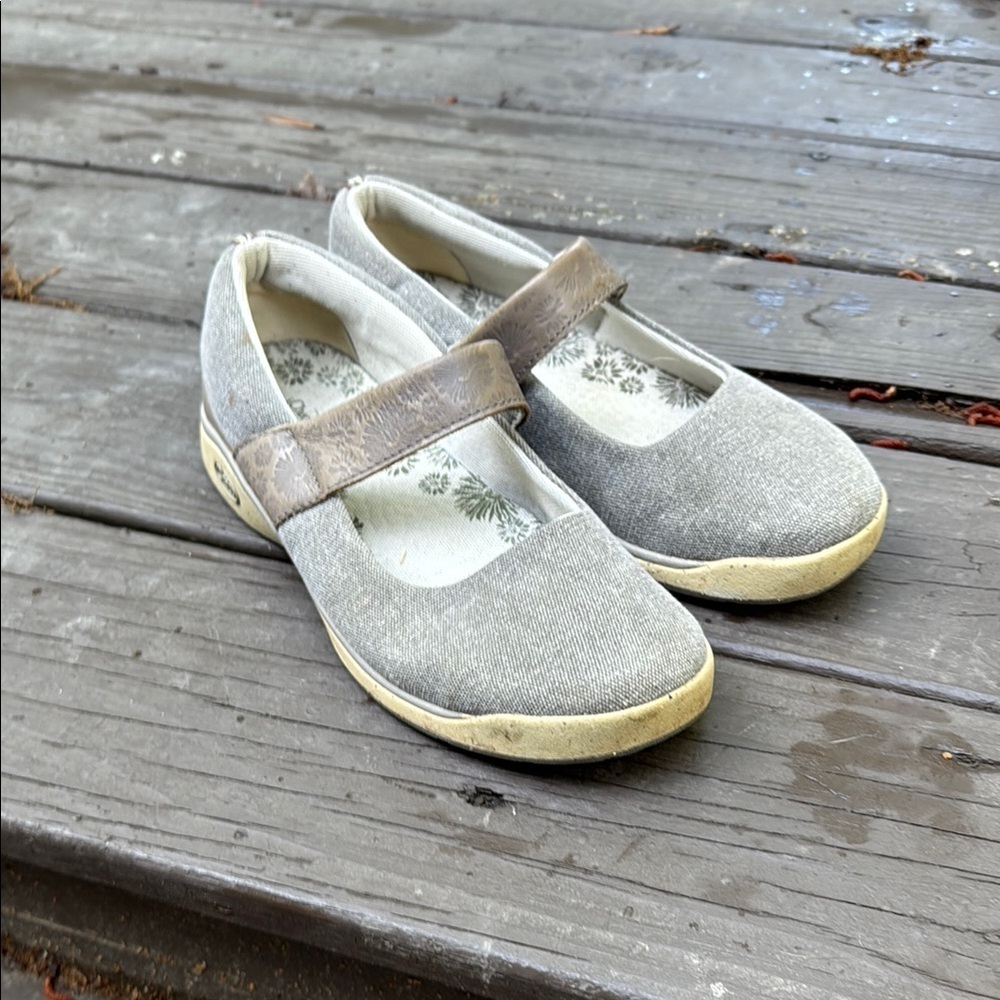 Chaco tan floral embellished strap Bungee women’s size 9